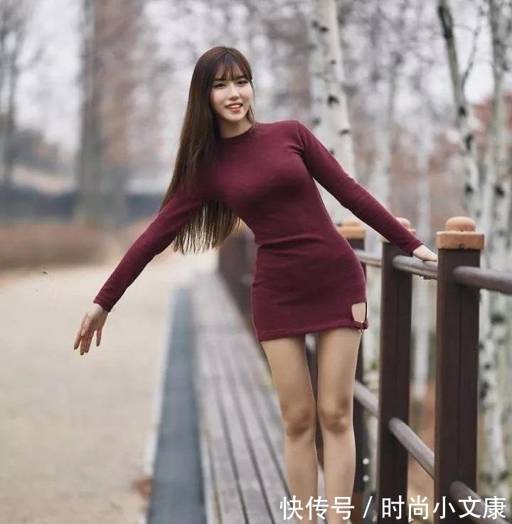 知性|入秋一身成熟知性的酒红色连衣裙搭配，简单优雅，轻松穿出高级感