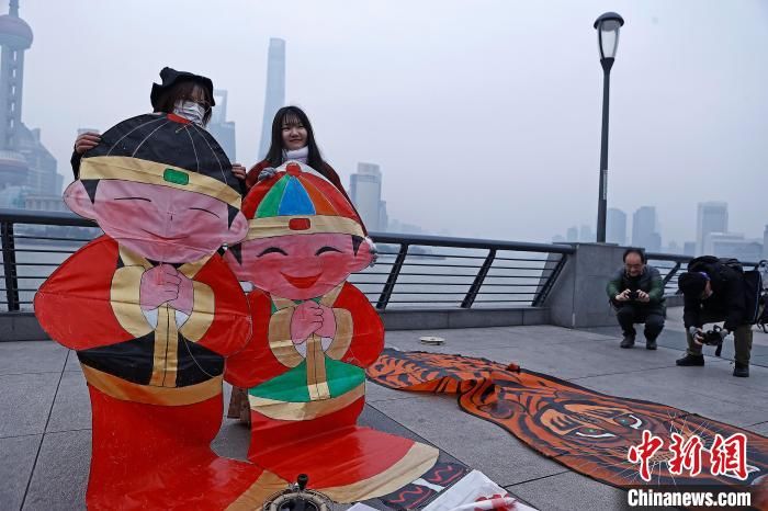 合影留念$民众在上海外滩迎2022年春节