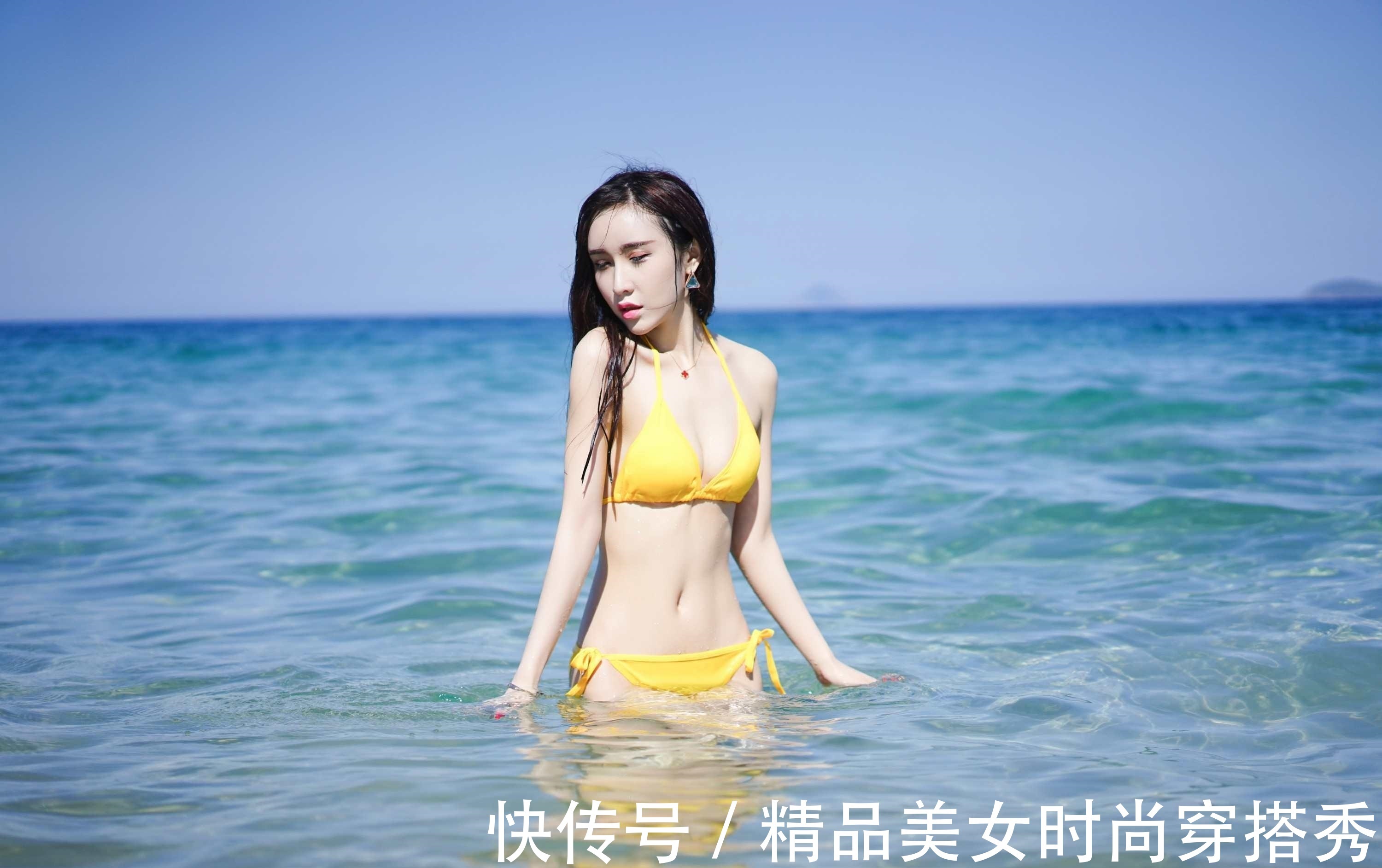 透视长衫 黄色的比基尼穿在身上吸睛时尚，外搭一件白色透视长衫，性感迷人