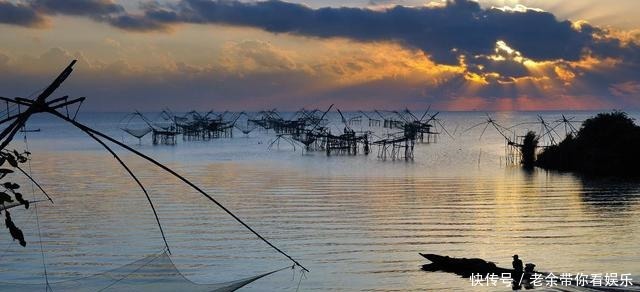 纳西族古老的象形文字中,鱼钩表示垂钓,且特别象形