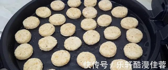 做法|小小芝麻发面饼的简单做法，半袋牛奶来帮忙，营养丰富吃不腻