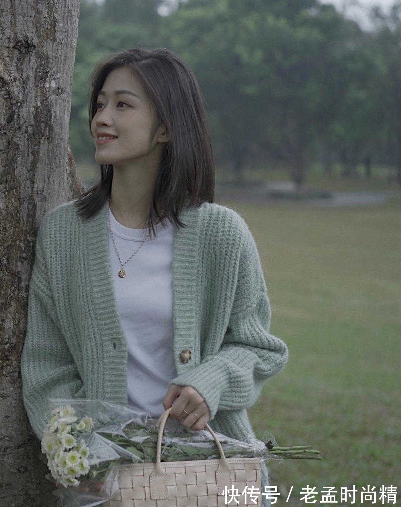 针织|街拍:25+小姐姐用一身青绿针织衫配百褶裙,诠释什么叫优雅温柔