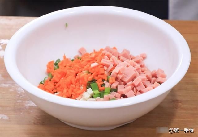 一滴水|厨师长教你豆腐新吃法，不加一滴水做出外酥里嫩的煎饼，简单易学