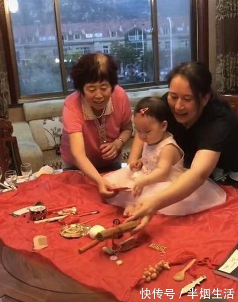 周来|一岁宝宝“抓周”,看到孩子抓的东西奶奶瞬间黑脸,宝妈:没眼看