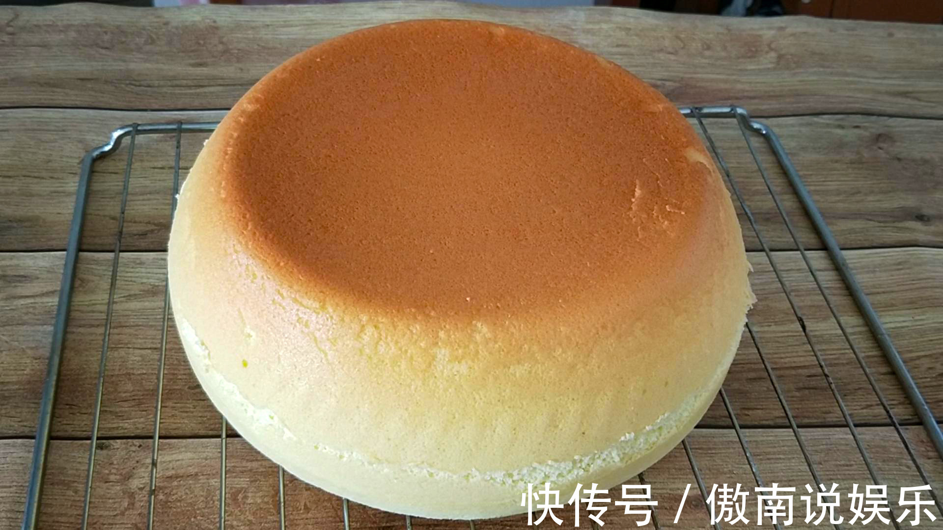 教你电饭锅做蛋糕,一搅一拌,柔软香甜,不塌不缩,一个都不够吃