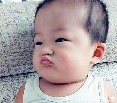 医院|3岁女儿撅“金鱼嘴”,妈妈不以为然夸可爱,奶奶却抱娃直奔医院