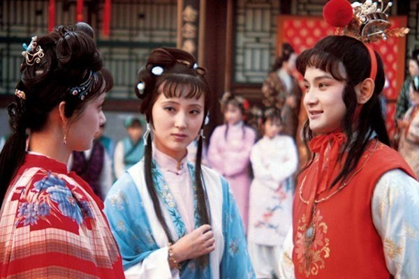 宝钗!薛宝钗替史湘云办螃蟹宴,为何被贾母说不是好东西?恶意直指黛玉