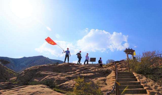 它是宁夏最大的石窟群，香火鼎盛1500多年，门票45块钱，游客很少