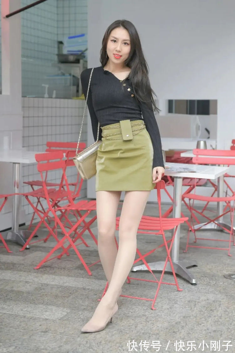 半身裙 黑色针织长袖搭配半身裙,温婉又甜美,气质可爱动人