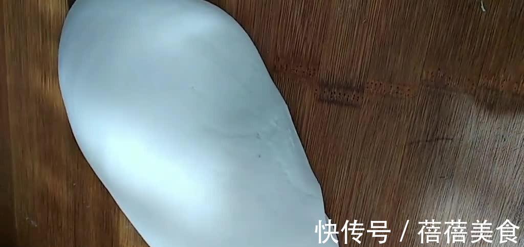 面点师傅教你做灌汤包，软嫩鲜香灌汤流油，提似灯笼放下似菊花！