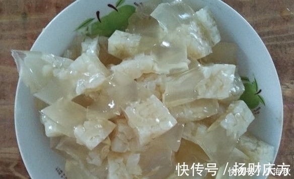 老家|小伙带女友回农村老家,准公公特意做了个拿手菜,姑娘一口不吃