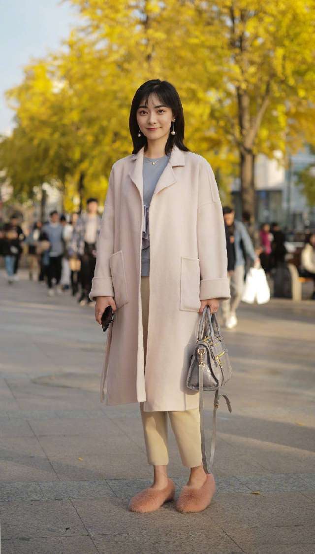 街拍:高腰牛仔裤+短靴,一双无敌大长腿在此为你展现