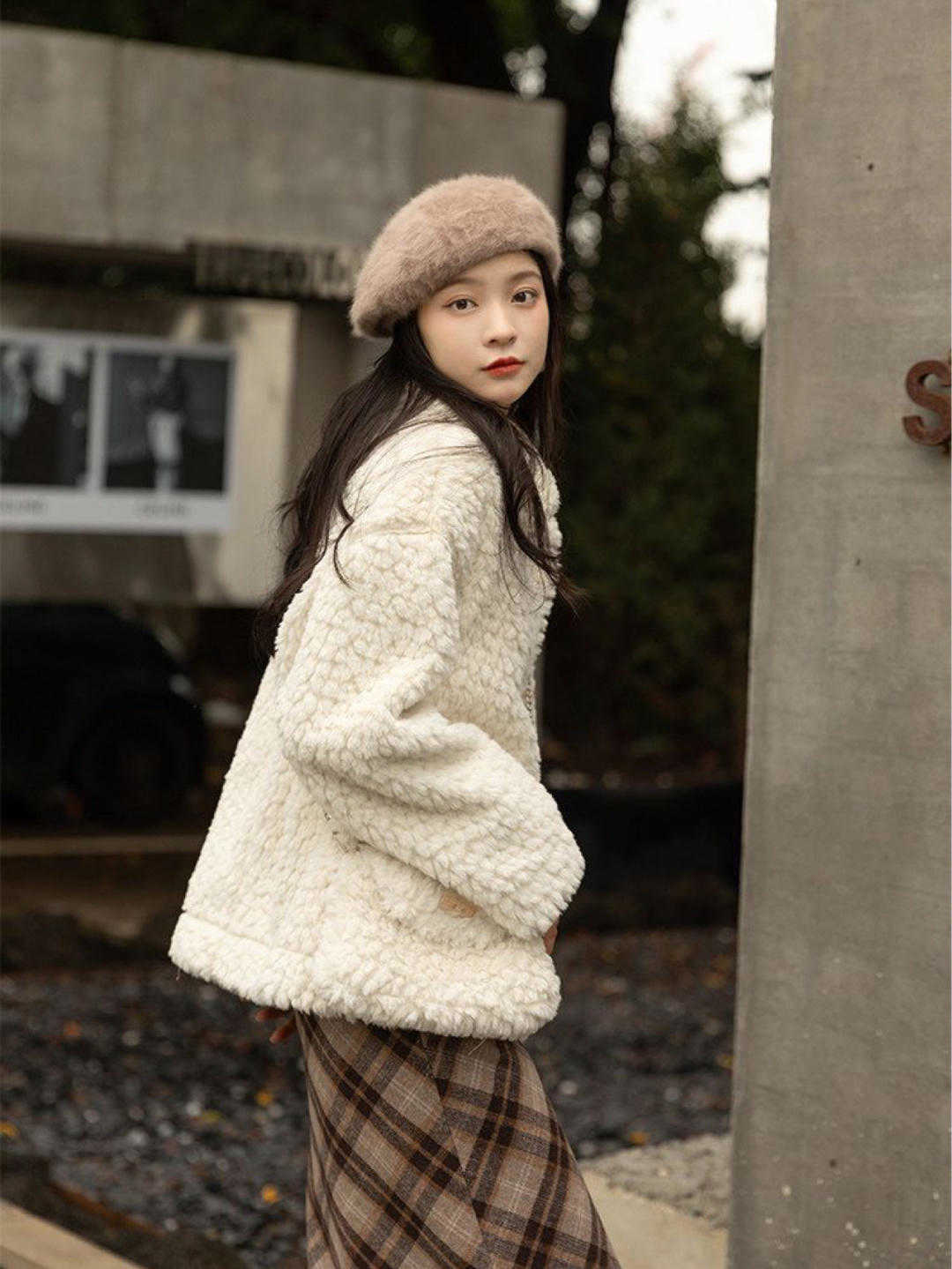 外套 羽绒服不流行了,今年更火的是“羊羔毛外套”,保暖舒适又百搭