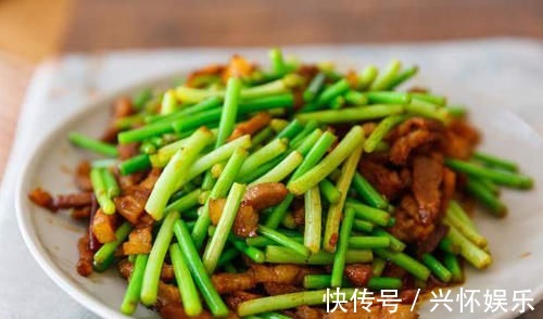 蒜苔直接下锅炒?那就错了,多做1步,脆嫩又入味,颜色不发黄