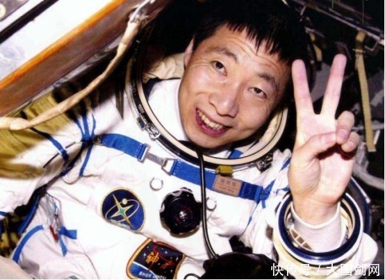 航天 杨利伟出舱时,嘴角挂着血丝是怎么回事?专家:经历2次生死时刻