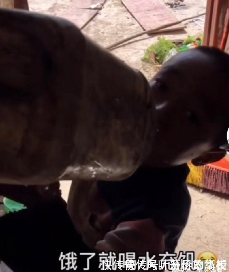 四胎|25岁“穷妈妈”已生四胎，孩子饿得喝水充饥，可怜也可恨