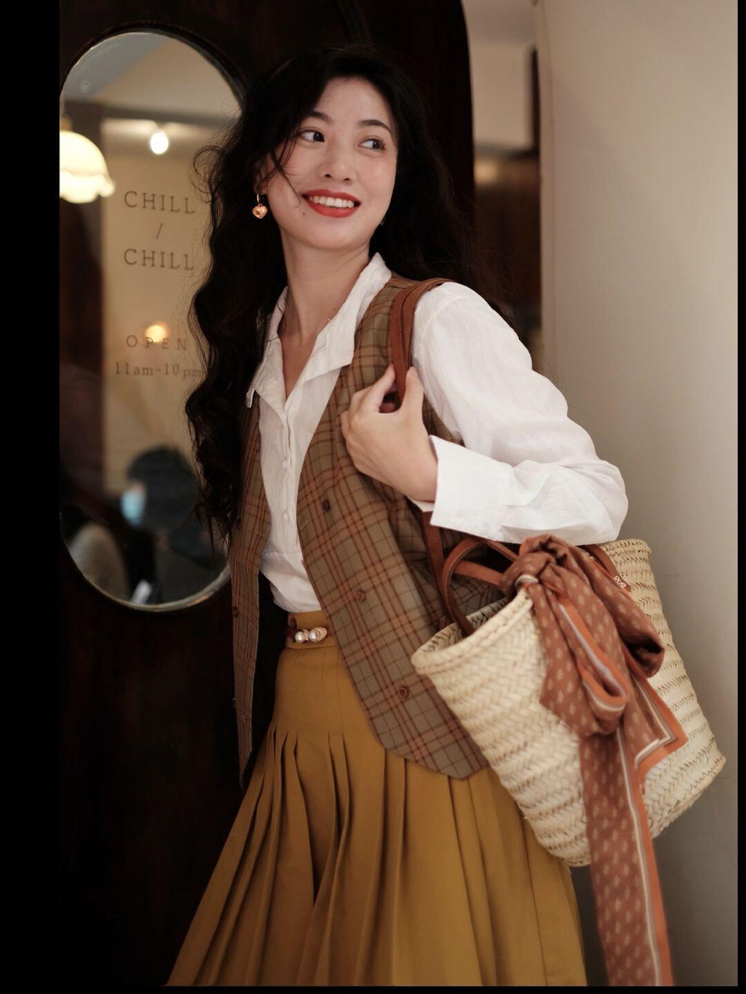 搭配 秋冬,复古风穿搭怎么搭?格子马甲+黄色半身裙,复古又时髦