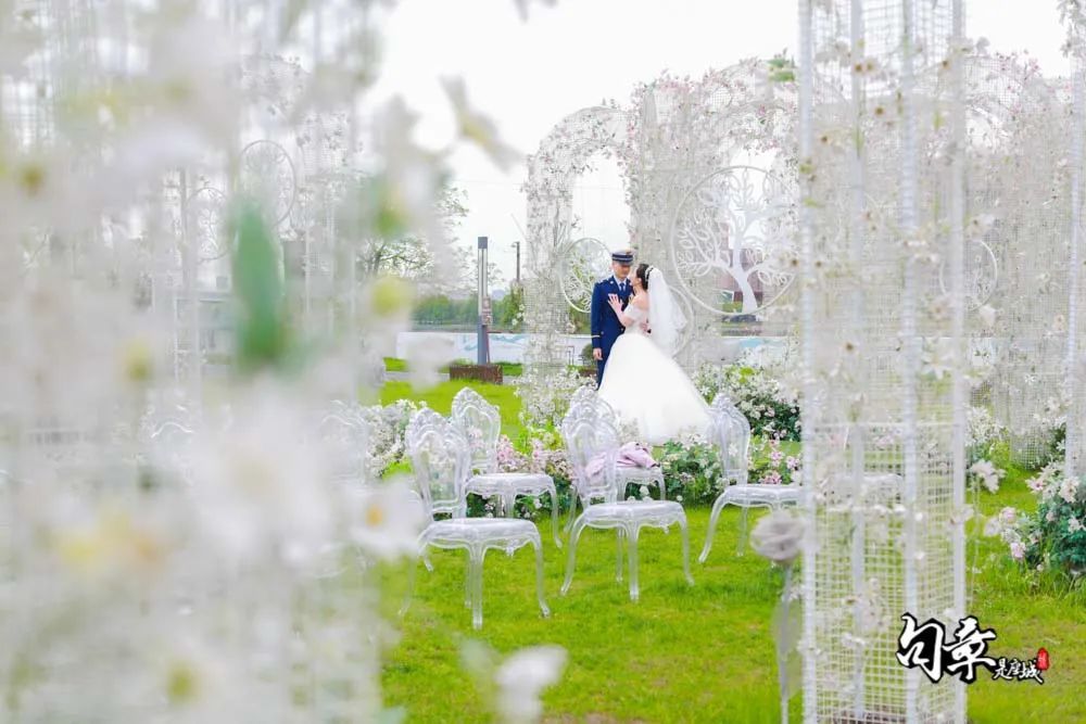 高甜撒糖！今天的文创港有最“嚣张”的婚车和最甜蜜的亲亲