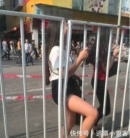 |搞笑图片幽默段子笑话:哈哈,兄弟你不要慌张,只是抽血而已