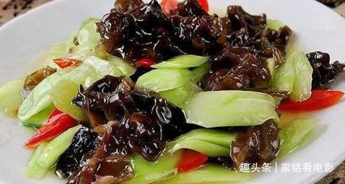 美食推荐菠菜炒鸡蛋、黄瓜炒木耳、香辣炒包菜、虎皮青椒的做法