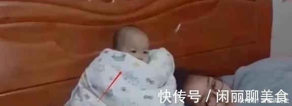 宝妈|宝宝“全副武装”看电视,宝妈在一旁睡倒,孩子:这届家长真难带