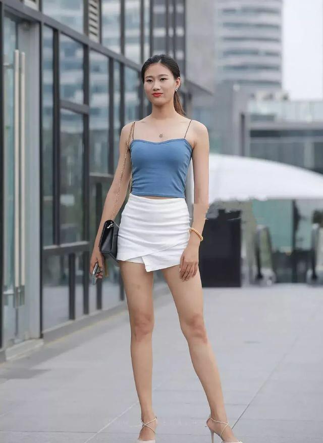 “筷子腿”别犹豫,穿搭就要干净利落,才能让人眼前一亮!