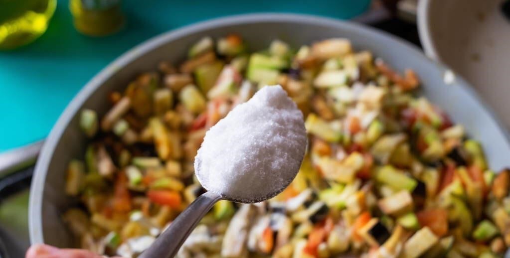 动物肝脏|给有高血压的人提个醒:吃完降压药,4种食物,别再往嘴里塞了