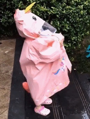 宝宝|“先提雨衣再下楼梯”,2岁萌娃乖乖照做,却逗乐大片网友