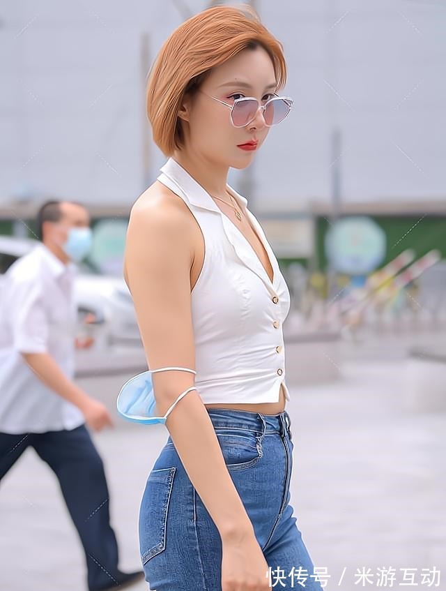 喇叭裤 牛仔喇叭裤搭配白色马甲衫,清新又复古,尽显时尚美感!