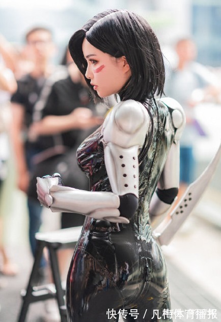 阿丽塔|女子穿“塑料袋”参加漫展,明明一丝不露,却让人害羞