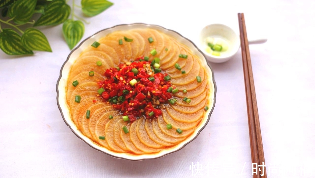 家人|萝卜别总炖了，用剁椒蒸一蒸，香辣可口还下饭，家人都爱吃