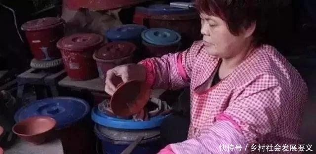 日本专家鉴宝,估价2500万日元,实际却是中国大妈的作品