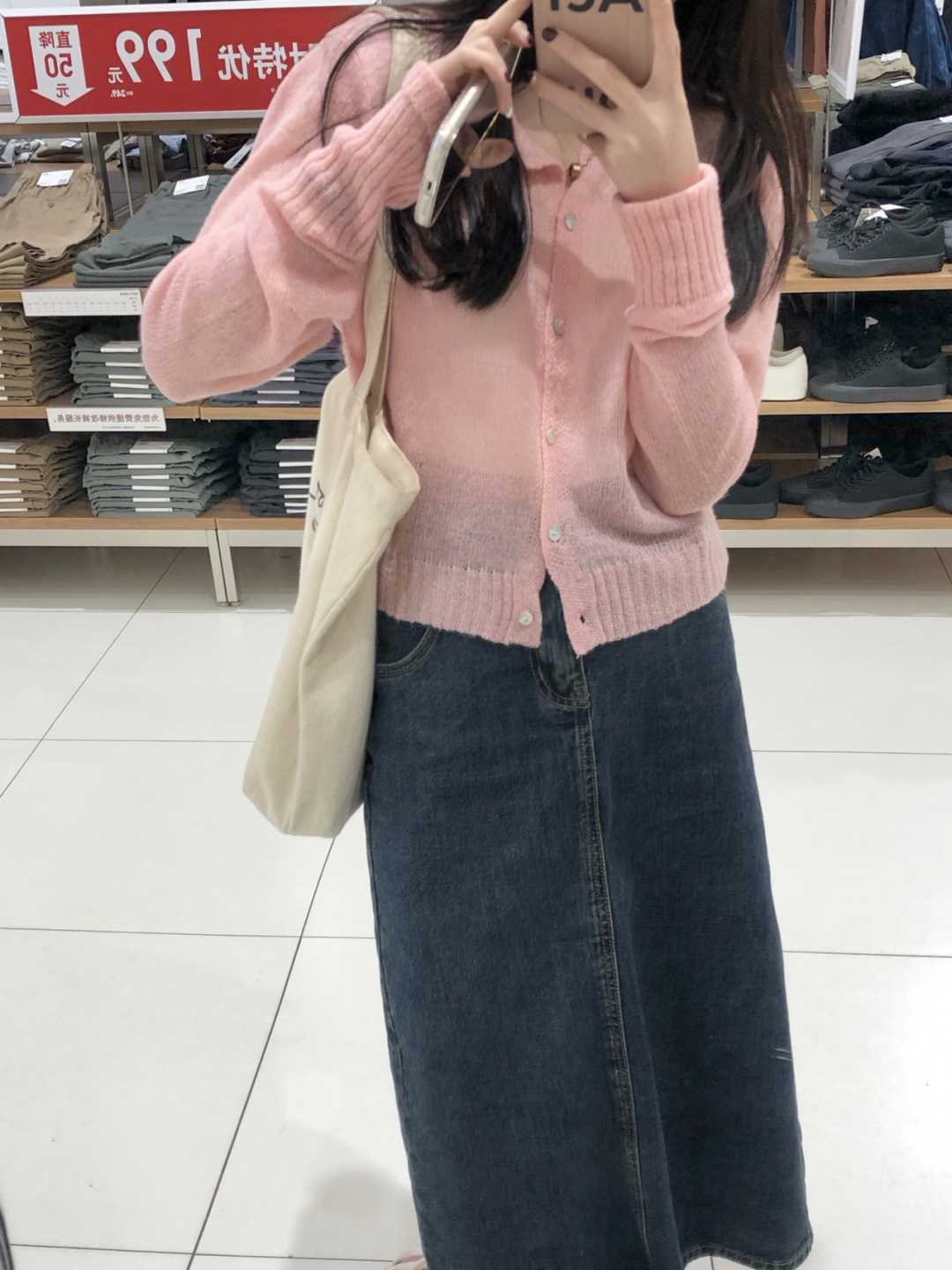 qq秀 开春不知道怎样穿?用粉色毛衣搭配这几条下装,真的封神了