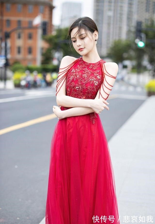 蕾丝 优雅的蕾丝提花与飘逸的蕾丝裙摆,搭配一双红色高跟鞋女神范十足!