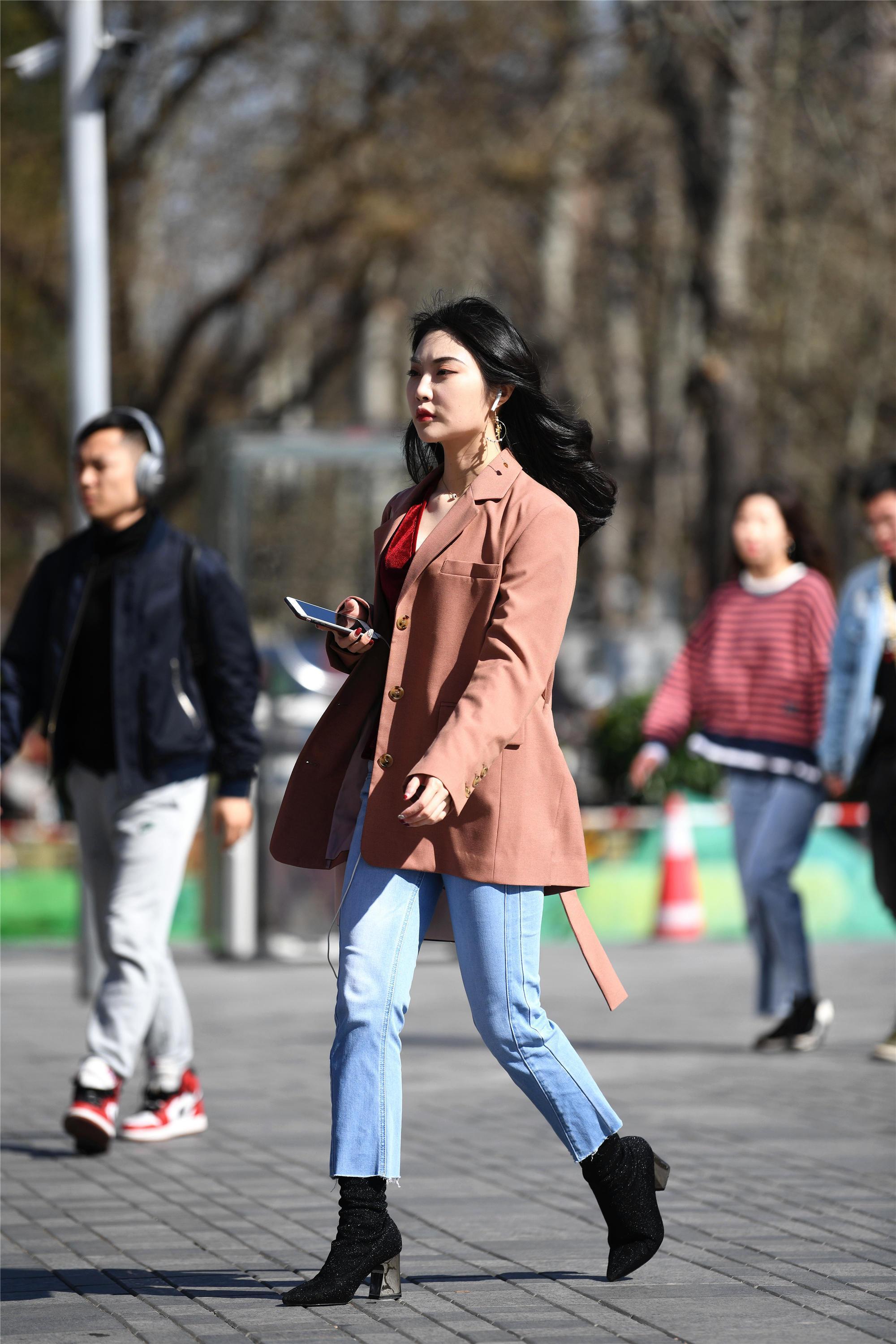  西装|街拍美女一件藕荷色的西装，有一点风衣的味道，混搭风的感觉！