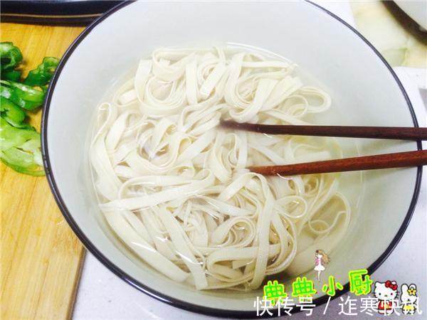 农家饭桌上的这道菜,能促进骨骼生长,两块钱就能炒一大盘