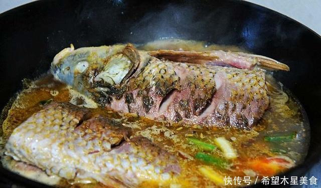 米饭|鱼刺容易卡喉咙,别再喝醋吞米饭,简单一招,让鱼刺自己跑出来!