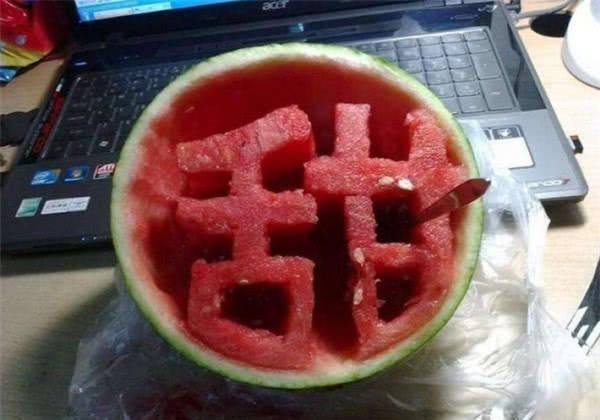 豪气|日本人原以为中国吃西瓜够豪气了,没想到迪拜吃西瓜更“绝”