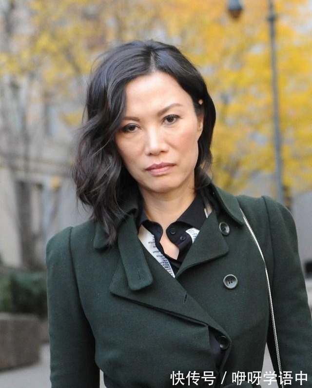 露背礼服 邓文迪罕见换发型,烫微卷发好显年轻,配“露背礼服”哪像52岁!