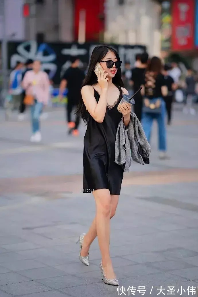 小姐姐 美女街拍:女生搭配高跟鞋出街,让自己看上去更有女人味
