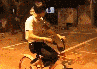 |搞笑GIF段子:哥们,对她好点,不然躺在板上的就是你了