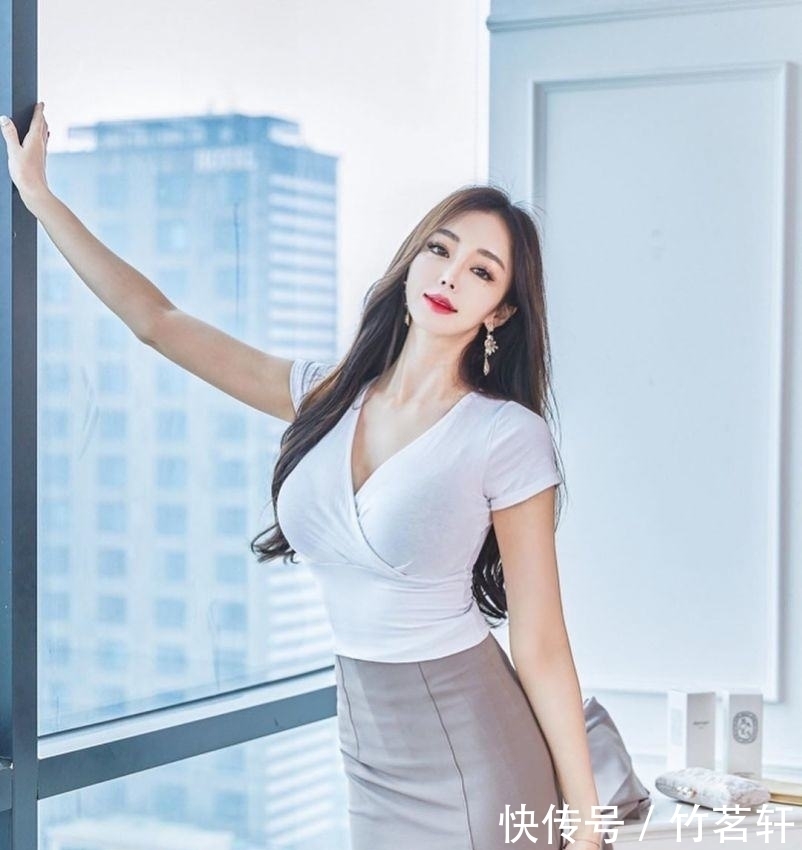 心动女生系列32经典职业装时尚优雅,浅色系的搭配,尽显成熟干练