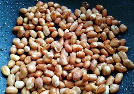 炒花生米,掌握3点小技巧,花生米香酥脆,不糊不黑少油更健康