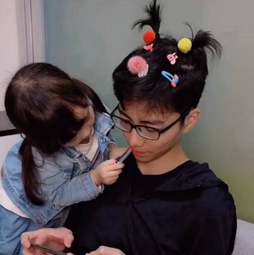 宝宝|宝爸“男扮女装”,化妆成“妈妈”哄娃睡觉,网友:画面太美
