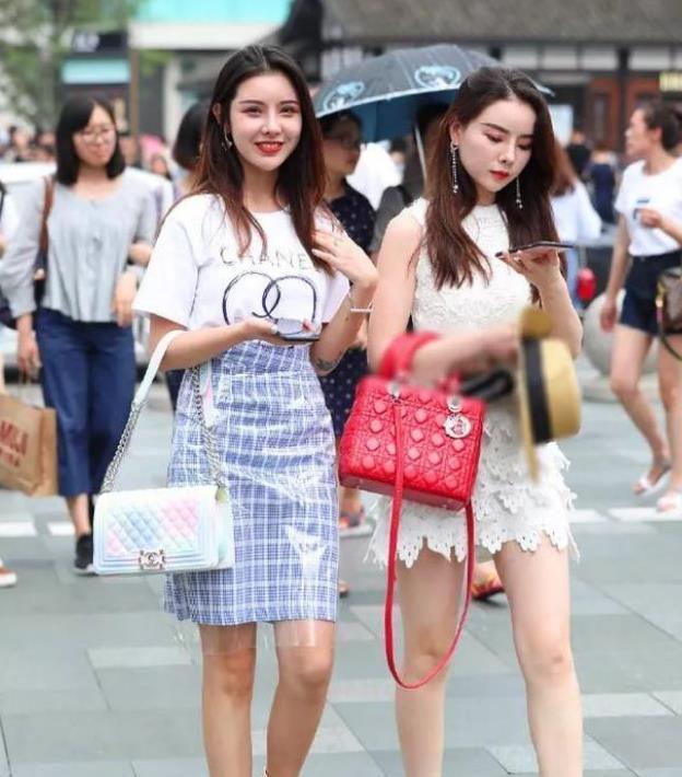 街拍：小姐姐穿白色吊带裙，散发成熟魅力，尽显优雅的女神范儿