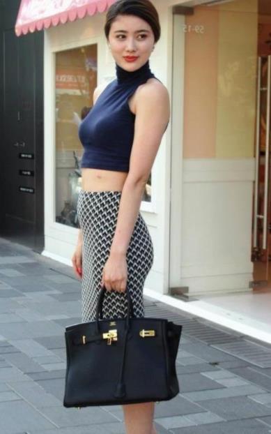 街拍|街拍戴太阳镜的长发美女,v领上衣搭配牛仔短裤,笑容甜美可爱