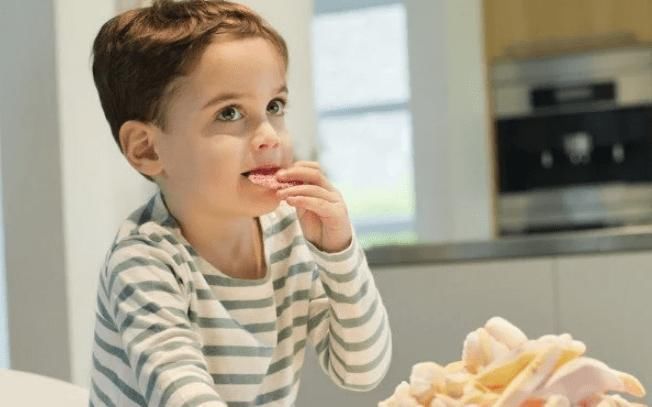 妈妈|吃货宝宝半夜跑厨房偷吃,被妈妈逮到还一脸淡定,惯犯无疑了