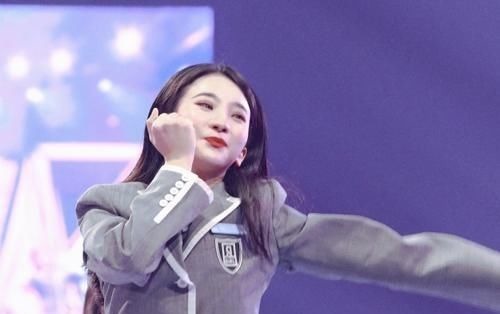 被《青你2》淘汰后，她转头参加央视选秀，和蔡徐坤再续师生缘