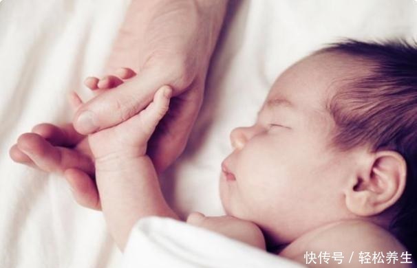 宝妈|新生儿是“多抱好”还是“多躺好”家长不用纠结,答案是这样的!