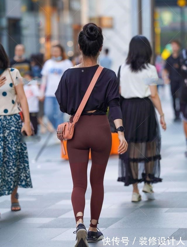 搭丝绒 黑色休闲衫和棕红色裤子组合,时尚大方,运动感十足!